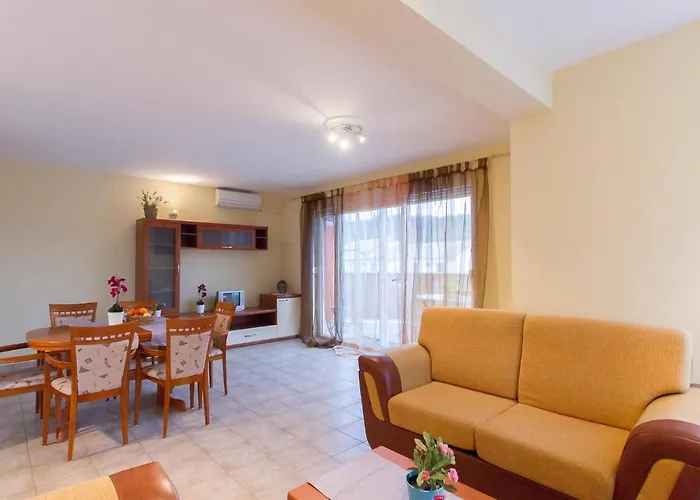 Beautiful Home In Palit With 4 Bedrooms And Wifi Rab