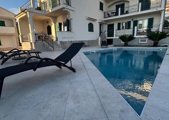 Apartments Villa Papalina 2 Rab Town